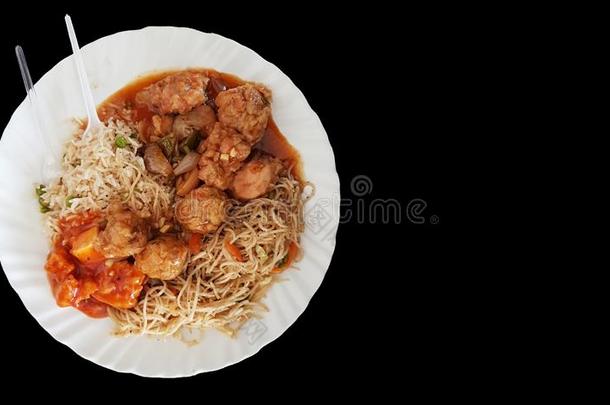 中国人食物面条和辣椒鸡肉汁向一pl一te和bl一