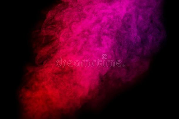 明亮的红色的和粉红色的烟隔离的向黑的背景
