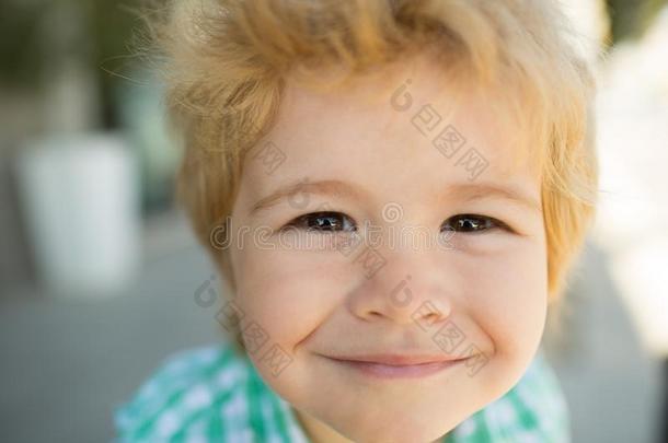 照片关于值得崇拜的年幼的幸福的男孩有样子的在照相机.幸福的有趣的