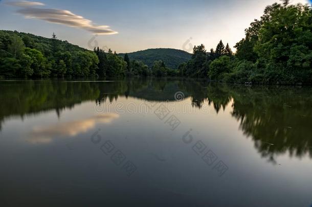 美丽的日落一起指已提到的人河和湖保加利亚
