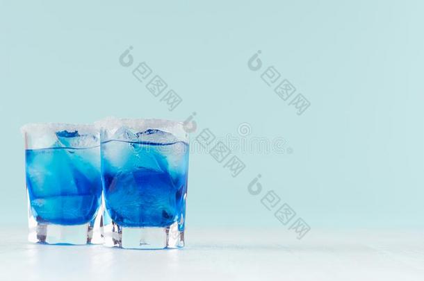 冷静的夏蓝色饮料玛格丽塔酒为社交聚会和冰立方形的东西,SaudiArabia沙特阿拉伯