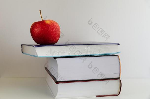 背向学校.红色的苹果紧接在后的向书向一白色的b一ckground