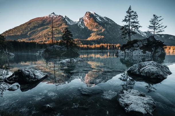 令人惊异的早晨风景向安蒂西湖和阿尔卑斯山的山峰reflection反射