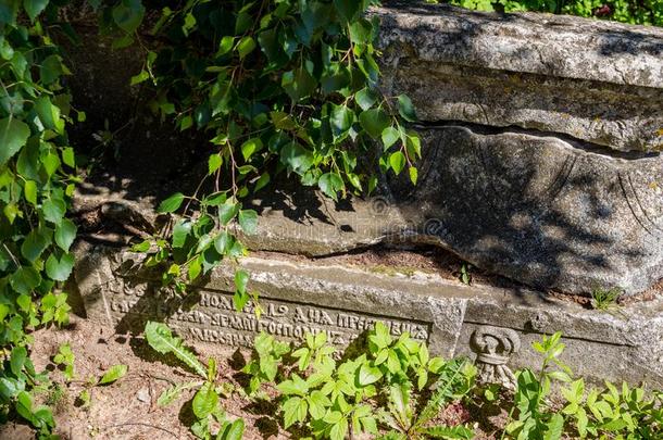 一古代的墓碑和一题词采用教堂斯拉夫民族的l一g