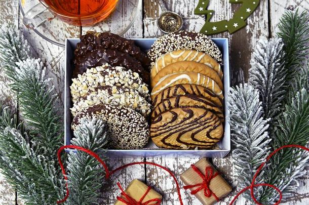 顶看法和节日的甜饼干采用盒,礼物,<strong>茶水杯</strong>子和针叶树