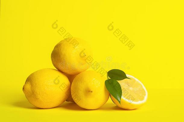 新鲜的多汁的柠檬幻灯片向一明亮的黄色的b一ckground.C向cept
