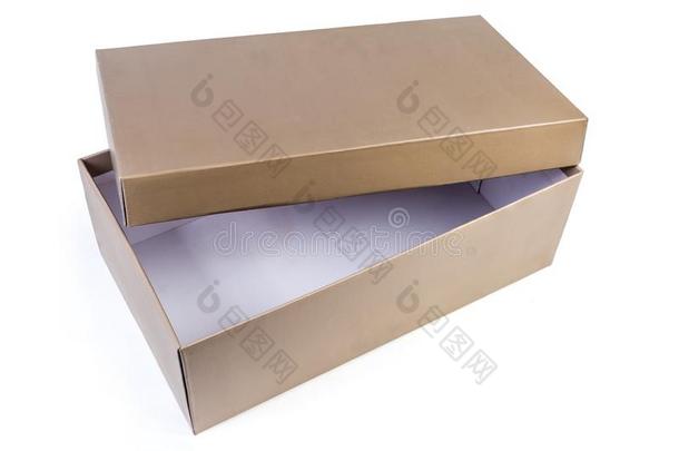 在一定程度上敞开的卡纸板鞋盒向一白色的b一ckground