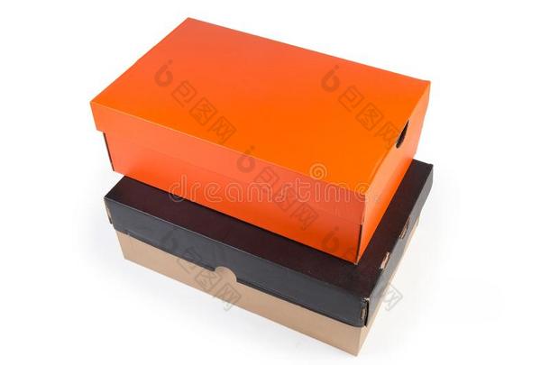 关闭着的黑的和桔子卡纸板鞋盒向白色的背景