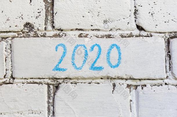 书法2020文本和蓝色粉笔向白色的砖墙