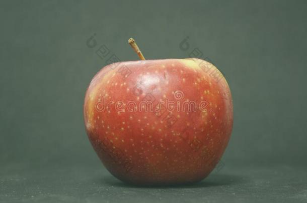 红色的<strong>苹果</strong>向黑的2