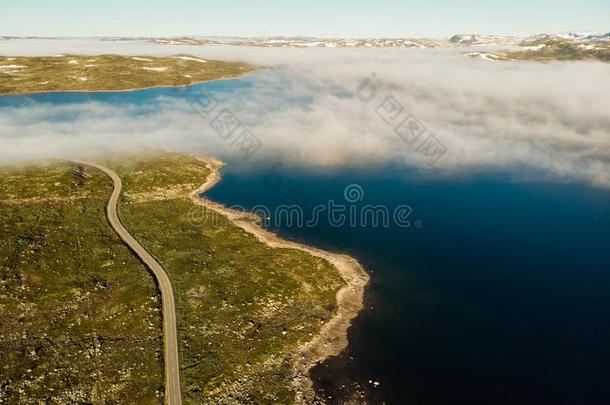 路人行横道哈当厄高原高原,挪威.空气的看法