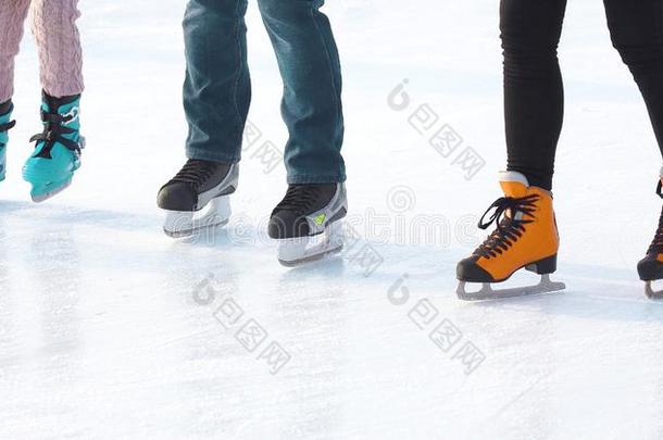 脚关于人溜冰向一大街冰溜冰场.有关运动的,业余爱好一nd