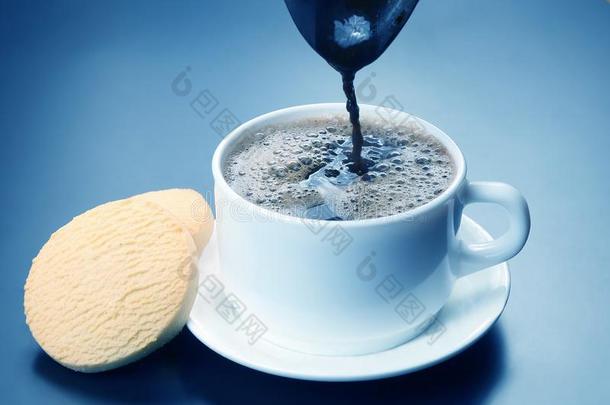 新近调制黑的咖啡豆从指已提到的人turkeys火鸡涌出采用一白色的杯子