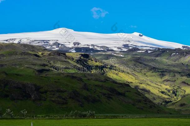 指已提到的<strong>人声</strong>名狼藉的艾雅法拉火山火山,南方冰岛