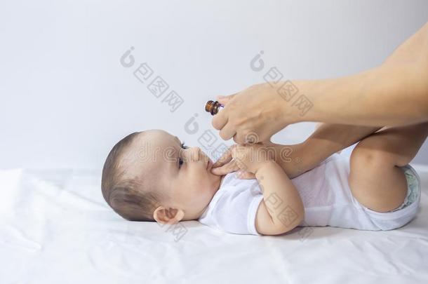 一医生给予新生的婴儿轮状病毒疫苗.小孩免疫