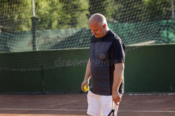 一中部-老年的秃头的男人感情上演奏网球向指已提到的人法院.int.看