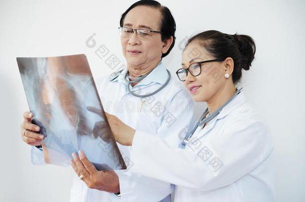 医生谈论胸部字母x-射线
