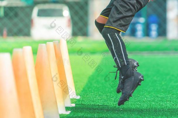 脚和足球擦靴人训练向训练c向e向足球格林