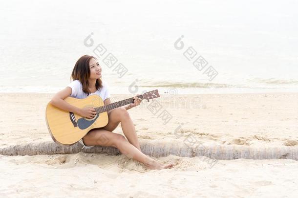 女人手<strong>演奏</strong>吉他向指已提到的人海滩.听觉的音乐家佩林