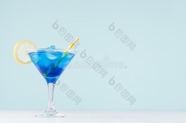 冷静的夏蓝色饮料玛格丽塔酒为社交聚会和冰立方形的东西,lease租约