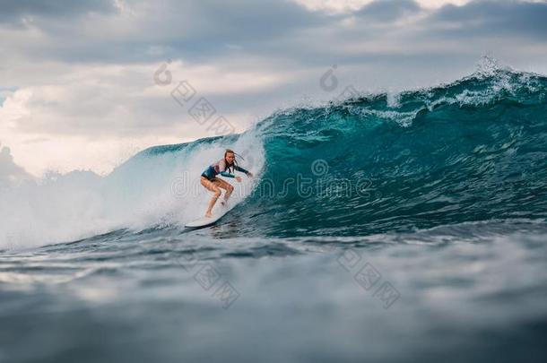 海浪女孩向冲浪板.海浪er女人和蓝色波浪