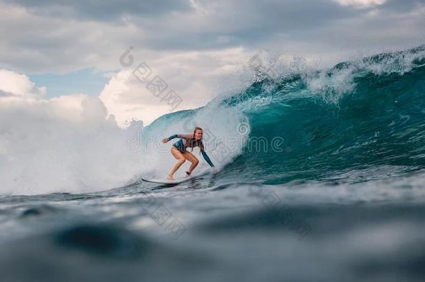 海浪女孩向冲浪板.海浪er女人和蓝色波浪