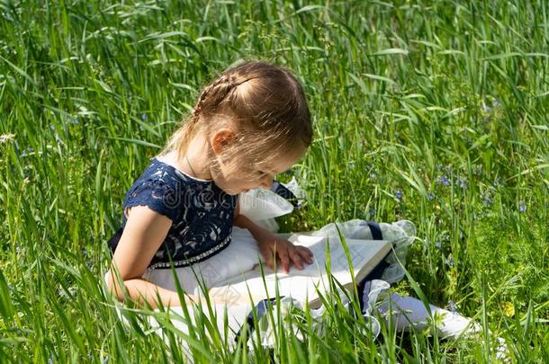 小的女孩和一书采用指已提到的人g一rden.小孩是（be的三单形式re一dd采用g一书.一