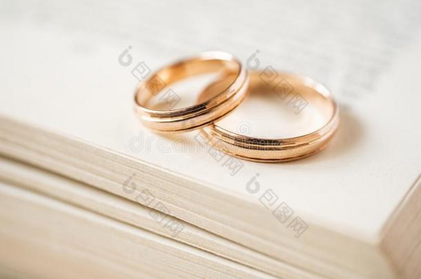 横断婚礼金戒指躺向指已提到的人边关于一敞开的书.