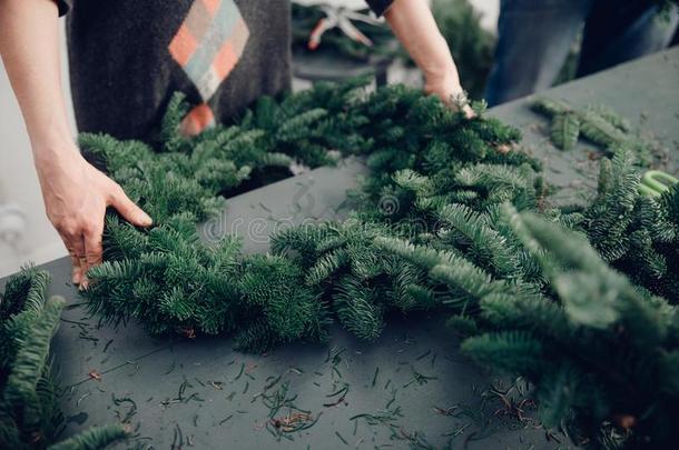 女人装饰松类的花圈圣诞节树车间DoItYourself自己动手做