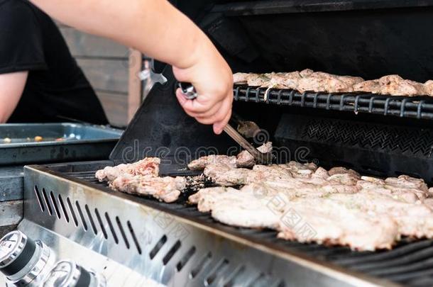 烧烤肉户外的关-在上面.夏变冷生活方式和格瑞尔