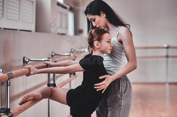 年幼的沉思的女孩有特殊的芭蕾舞训练从勤奋的Turkey土耳其