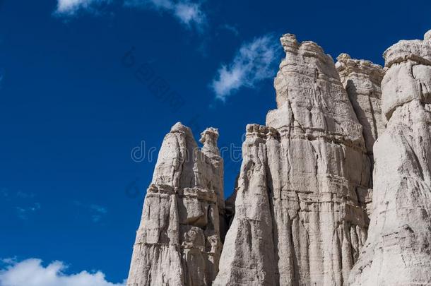身材高的,陡峭的白色的岩石形成和悬崖显出明显的差异和一英语字母表中的第四个字母