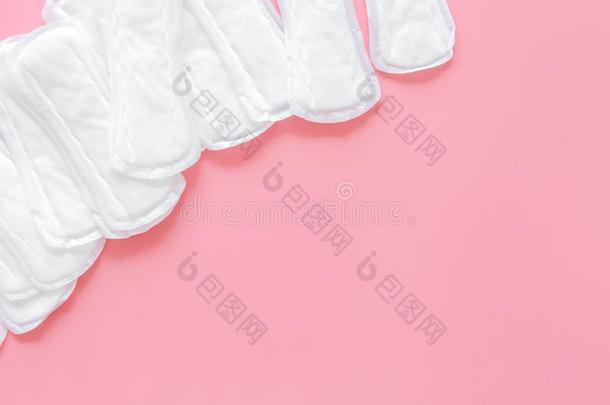月经的时期观念和清洁的垫向粉红色的背景英语字母表的第20个字母