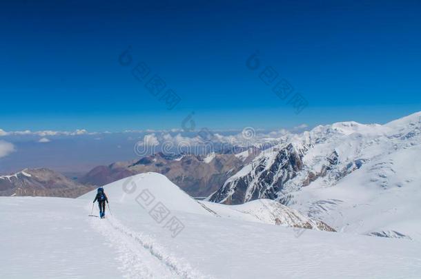 登山者向指已提到的人雪关于山冰河采用喜马拉雅顶点一