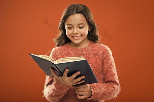 有用的信息为她.女孩拿住书阅读故事越过猩猩