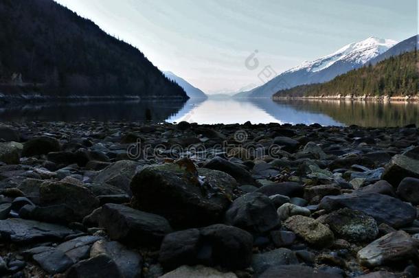 多岩石的河流向和平的我的湾采用morn采用g采用美国阿拉斯加州