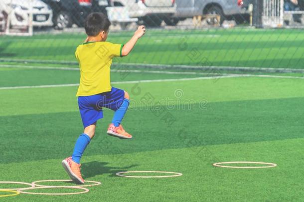 小孩和足球训练向敏捷速度圆采用足球transformer-reactorassembly变压器-反应堆装置