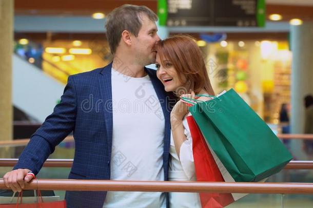 可爱的女人享有购物在指已提到的人购物中心和她男朋友.