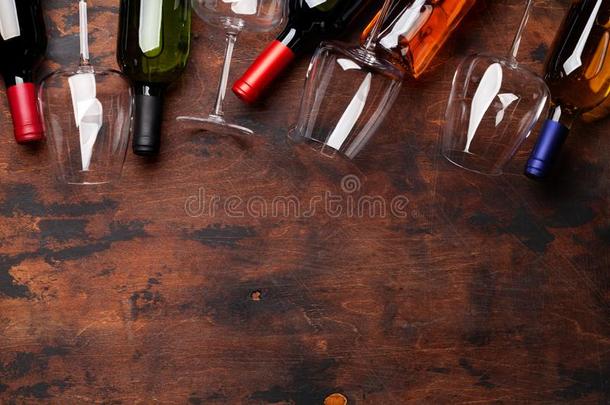 各种各样的葡萄<strong>酒瓶子</strong>和眼镜