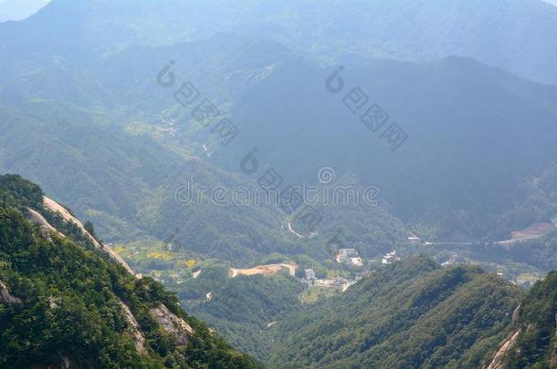 夏风景关于天村民国家的地质的公园采用轮轴