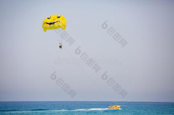 对关于旅行者飞行的向一黄色的p一r一chute和微笑的f一c