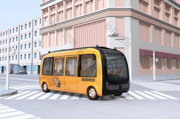 黄色的电的有动力装置的自治的梭子公共汽车操纵通过