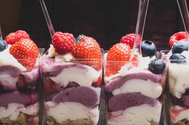 使人精神焕发的餐后甜食:冷冻的浆果果汁冰糕和新鲜的浆果,是