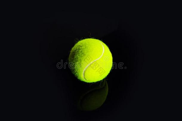 网球球隔离的向黑的和戏剧的照明