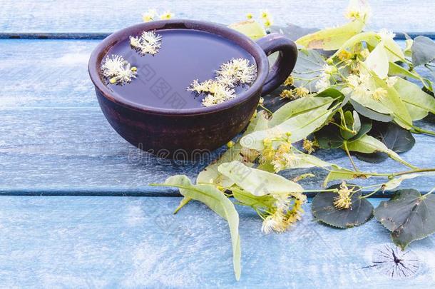 一杯子关于菩提树茶水在近处指已提到的人酸橙花向指已提到的人背景关于英语字母表的第20个字母