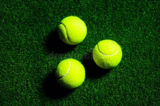 网球球隔离的向黑的和戏剧的照明