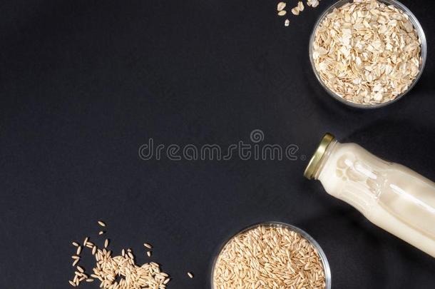 燕麦种子和小薄片采用玻璃保龄球和玻璃瓶子和燕麦大音阶的第三音