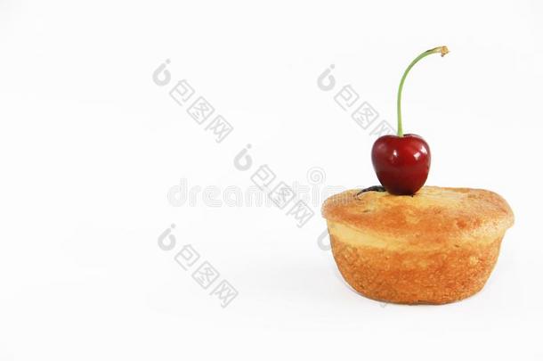 甜的饼干黄色的纸杯蛋糕烙饼和樱桃布置