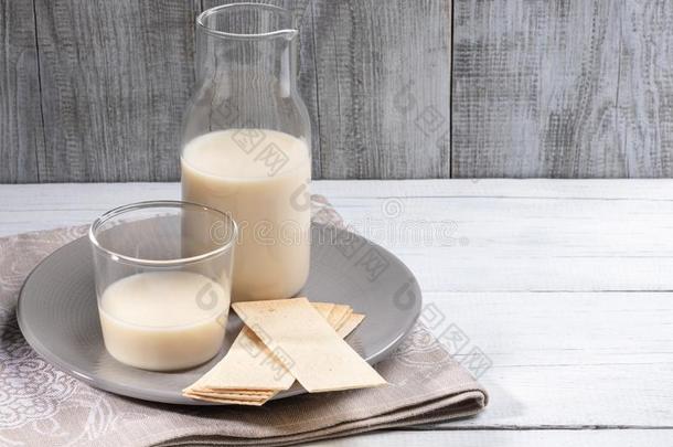 牛奶场自由的燕麦奶采用玻璃瓶子和玻璃向白色的表向