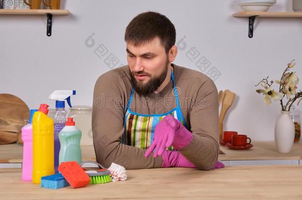 年幼的英俊的有胡须的男人采用指已提到的人厨房,给看全部的他的clean采用